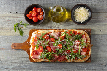 Traditional pinsa with Parma ham, fresh cherry tomatoes and arugula - 788208881