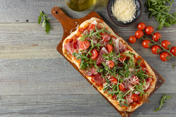 Traditional pinsa with Parma ham, fresh cherry tomatoes and arugula - 788209070