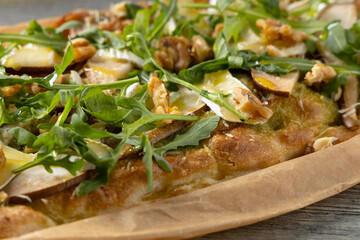 Traditional Roman pinsa with pear, nuts and arugula - 788210417
