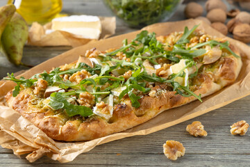 Traditional Roman pinsa with pear, nuts and arugula - 788210643