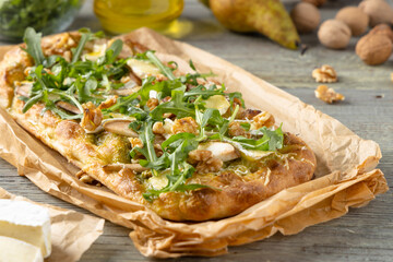 Traditional Roman pinsa with pear, nuts and arugula - 788210659