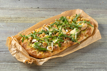 Traditional Roman pinsa with pear, nuts and arugula - 788210660