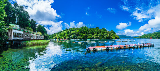 青空広がる夏の芦ノ湖　湖畔のパノラマ風景【神奈川県・箱根町】　
Lake Ashinoko in summer with a blue sky. Panoramic view of the lakeside - Kanagawa, Japan