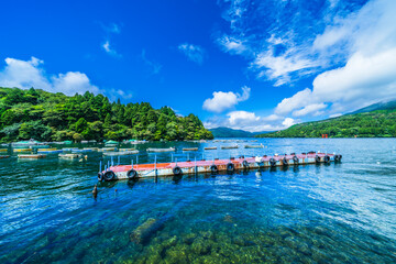青空広がる夏の芦ノ湖　湖畔の風景【神奈川県・箱根町】　
The scenery of Lake Ashinoko in summer with a blue sky - Kanagawa, Japan