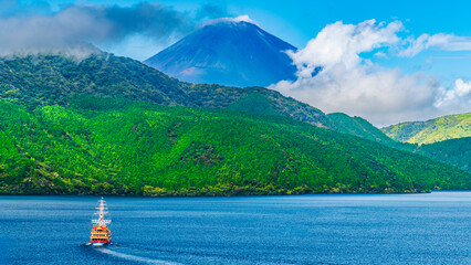 夏の芦ノ湖　富士山に向かって進む観光船【神奈川県・箱根町】　
Lake Ashinoko in summer. Sightseeing boat heading to Mt. Fuji - Kanagawa, Japan