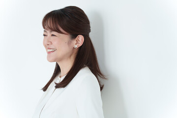 ビジネス・笑顔のミドル女性