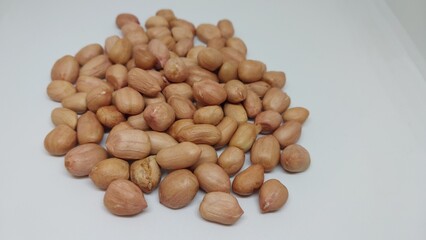 Pile of  raw peanut isolated on white background - obrazy, fototapety, plakaty