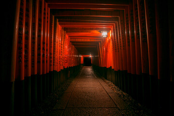 Night view of the Fushimi Inari-Taisha, the main Shinto shrine dedicated to the spirit of Inari in Kyoto. - obrazy, fototapety, plakaty