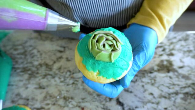 Decorating Cupcakes with Cactus-Shaped Buttercream Frosting