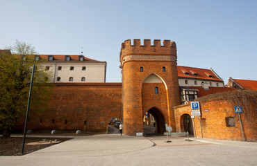 Gotyckie widoki - brama wraz z murami obronnymi, Toruń, Poland - obrazy, fototapety, plakaty