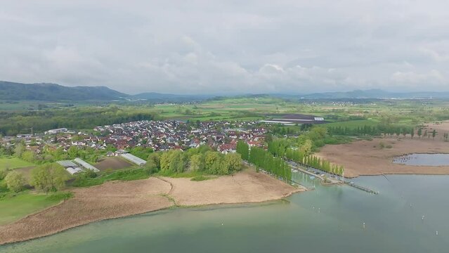 Luftaufnahme vom westlichen Teil des Bodensees mit der Bodenseegemeinde Moos und dem Bootshafen