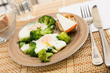 Breakfast of crumpled eggs with broccoli
