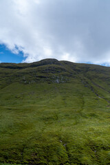 山岳　緑の山肌
