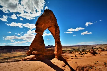 Selbstklebende Fototapeten Delicate arch - 16 m high freestanding natural arch located in Arches National Park, formed of Entrada Sandstone (near Moab in Grand County, Utah, United States) © Romana Kontowiczova