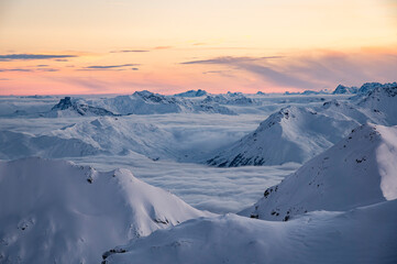 Berge in den Alpen beim Sonnenaufgang im Winter