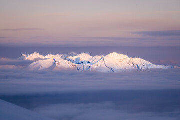 Berge in den Alpen beim Sonnenaufgang im Winter