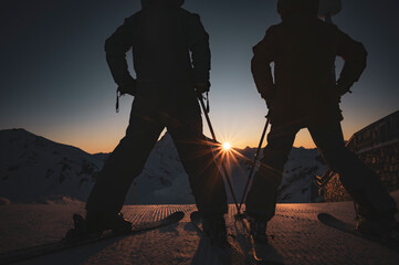 Skifahren bei Sonnenaufgang