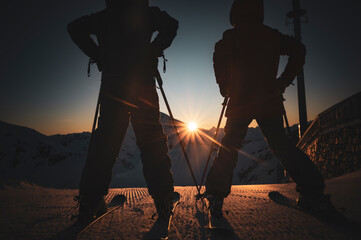 Skifahren bei Sonnenaufgang