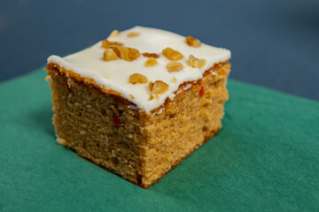 Vegan carrot cake with walnotes in pieces - 788397846