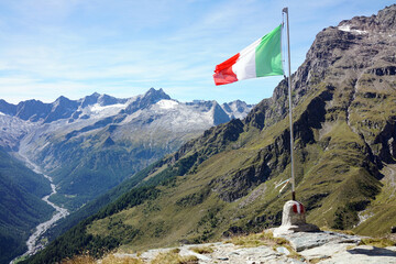 Italienische Flagge am Rifugio Longoni - Valmalenco Hüttentour - Lombardei, Italien