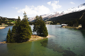 Bergsee im Frühling nach der Schneeschmelze