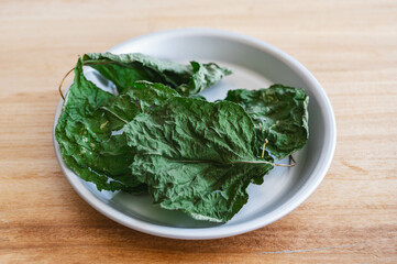 マタタビの乾燥した葉