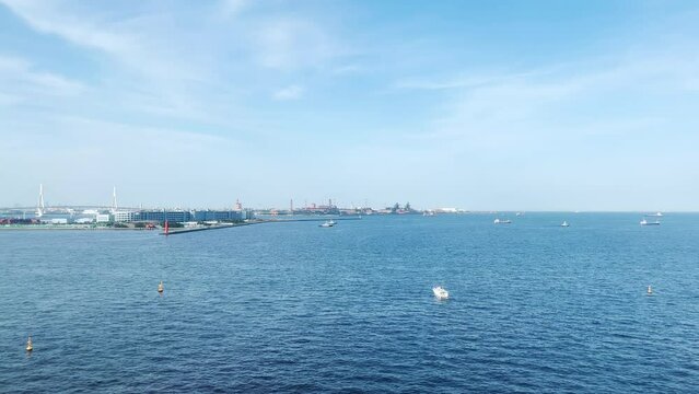 横浜港シンボルタワーから望む大黒埠頭と扇島の工業地帯

