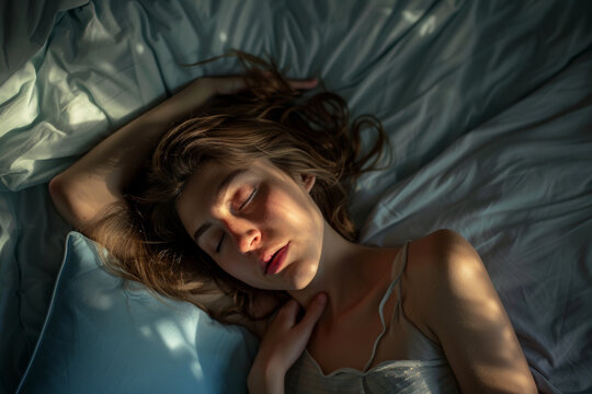 femme en train de dormir repos&eacute;e et calme &agrave; la lueur de la lumi&egrave;re du matin
