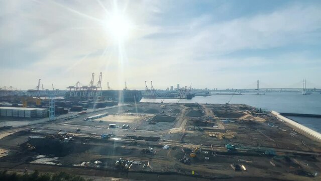 横浜港シンボルタワーから望む本牧埠頭の工事現場