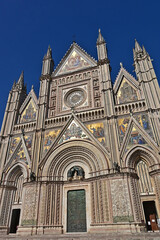 Fototapeta na wymiar Orvieto, il Duomo di Orvieto fra la strade, vicoli e case della città antica, Terni - Umbria 