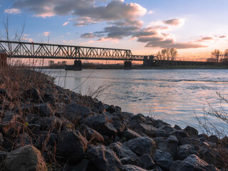 Most na Renie w Duisburgu o złotej godzinie zachodzącego słońca.