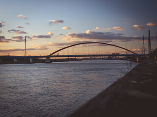 Most na Renie w Duisburgu o złotej godzinie zachodzącego słońca.