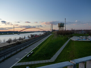 Widok na most na Renie i Rheinpark w Duisburgu o zachodzie słońca
