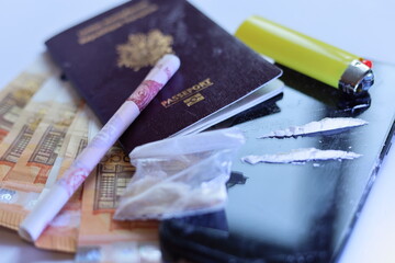 close up cocaïne , banknotes and passport  international drug traffic concept - obrazy, fototapety, plakaty
