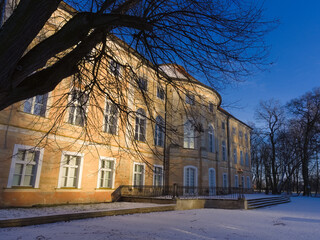 Pałac w Pawłowicach zimą w słoneczny dzień - obrazy, fototapety, plakaty