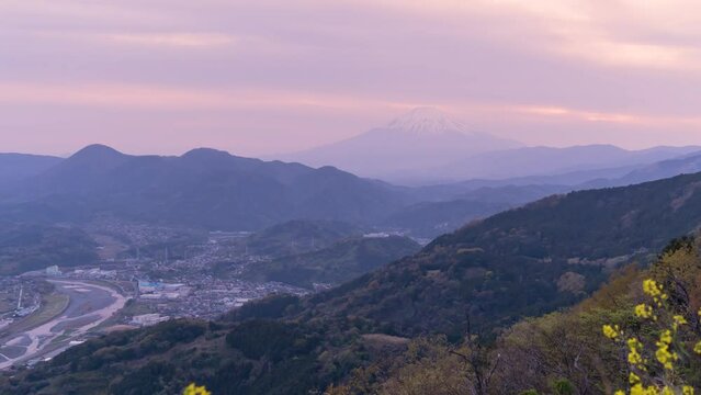 夕暮れから夜景の富士山と街　タイムラプス