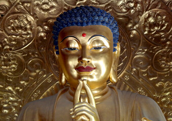 Golden Bouddha statue