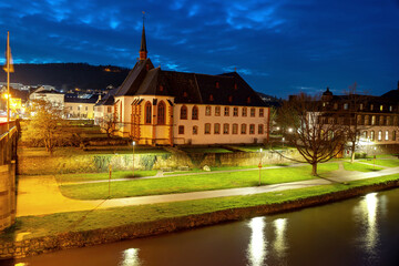 Blick auf das abendlich beleuchtete Bernkastel-Kues in Rheinland-Pfalz