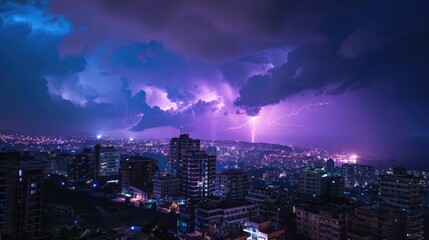 Naklejka premium Storm Over City: Lightning Thunderbolt Strikes Against Beautiful Purple and Blue Black Ground Background