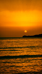 Sunset sur la mer en Grèce