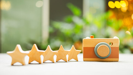 A toy camera with 5 wooden star models. Ideas for rating and reviewing products by taking photos...