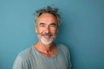 Obraz premium A man with gray hair and a beard smiles for the camera