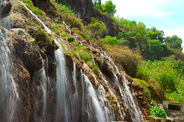 Foto horizontal de las cascadas en un paisaje montañoso 