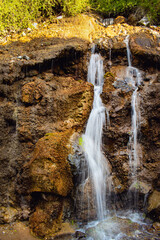 Imagen vertical de una cascada o caída de agua en la naturaleza en México 
