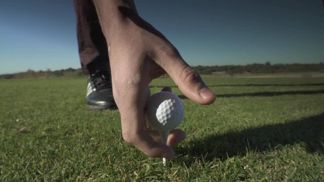 Campo de golf, green. Golpe desde el tee. Colocando la bola.