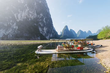 Crédence de cuisine en verre imprimé Guilin Rafts on the Li River. Yangshuo. Guangxi Province.
