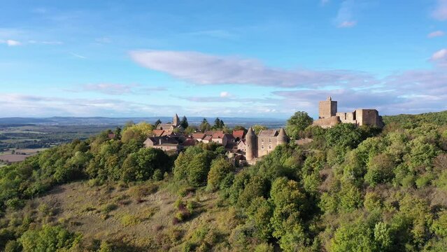 Village perch&eacute; de Brancion en Bourgogne
