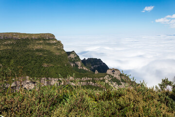 nuvens brancas no vale e a Pedra Furada - Morro da Igreja - Urubici - Serra Catarinense - Serra...
