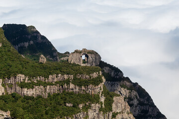 nuvens brancas no vale e a Pedra Furada - Morro da Igreja - Urubici - Serra Catarinense - Serra...