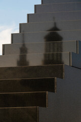 Schody, pomnik Ofiar Tragedii Smoleńskiej 2010 roku. Monument znajdujący się na placu marsz. Józefa Piłsudskiego w Warszawie, upamiętniający 96 ofiar katastrofy polskiego Tu-154M w Smoleńsku z 2010
